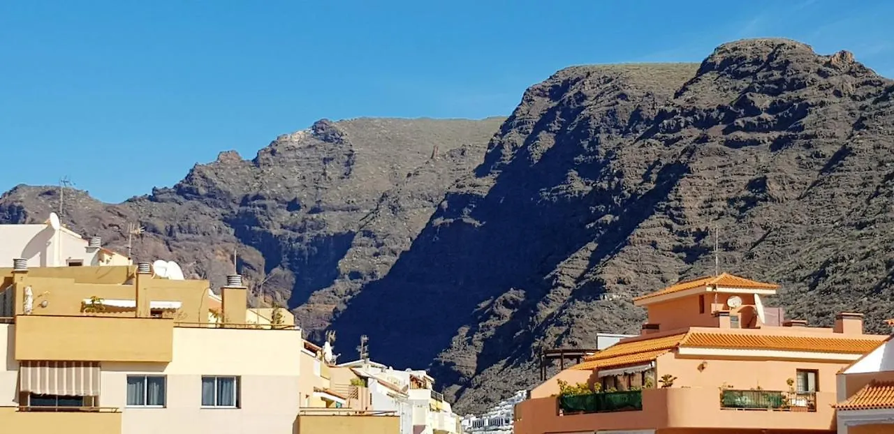 Coastal Terrace Apartment: 2BR with Wi-Fi near Puerto de Santiago Beach 0*, Puerto de Santiago (Tenerife)